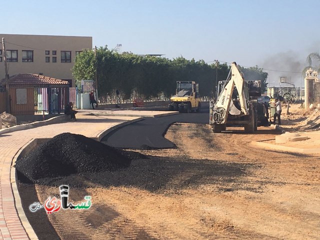 فيديو : تعبيد شارع جبل عوني ومدرسة الحياة بعد طول انتظار ومصاعب عدة بمشاركة رئيس البلدية الذي اكد على استمرار حملة التعبيد